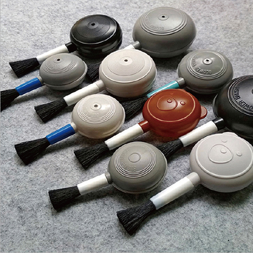 スコープや溝を掃除するための漫画のクマの吹きブラシ